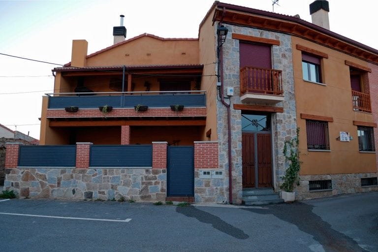 Fachada de las casas rurales Tío Pancho y Los Moros