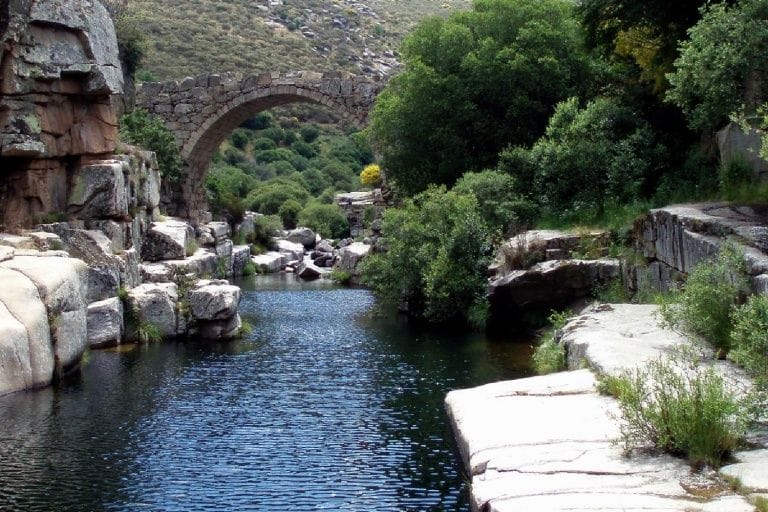 Río de montaña entre rocas en la Sierra de Gredos