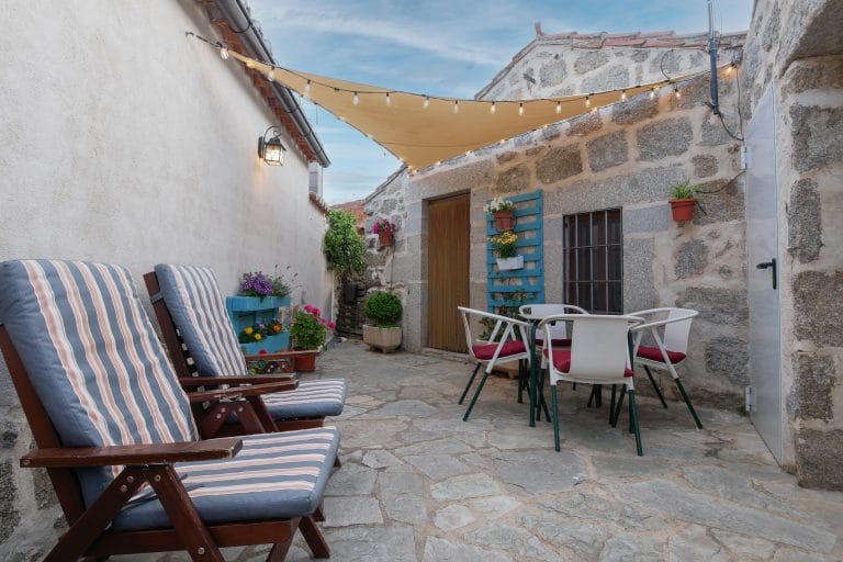 Casa Rural El Berrueco: patio con tumbonas