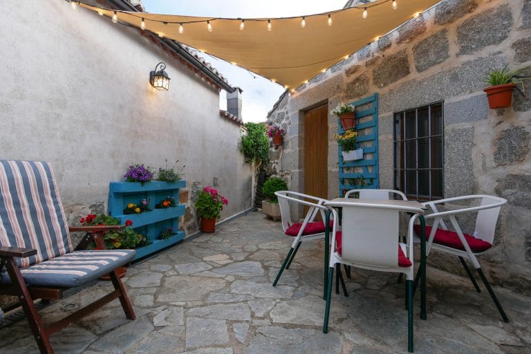 Casa Rural El Berrueco: mesa para comer en el patio