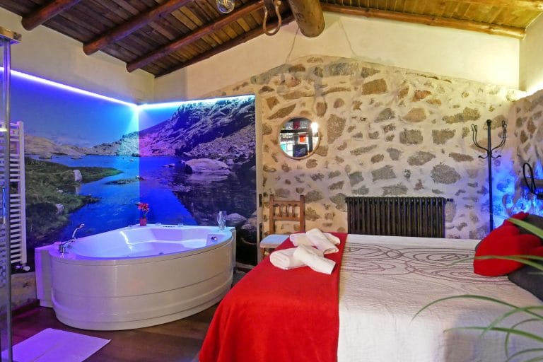 Casa Rural El Cuco: jacuzzi junto a la cama de matrimonio