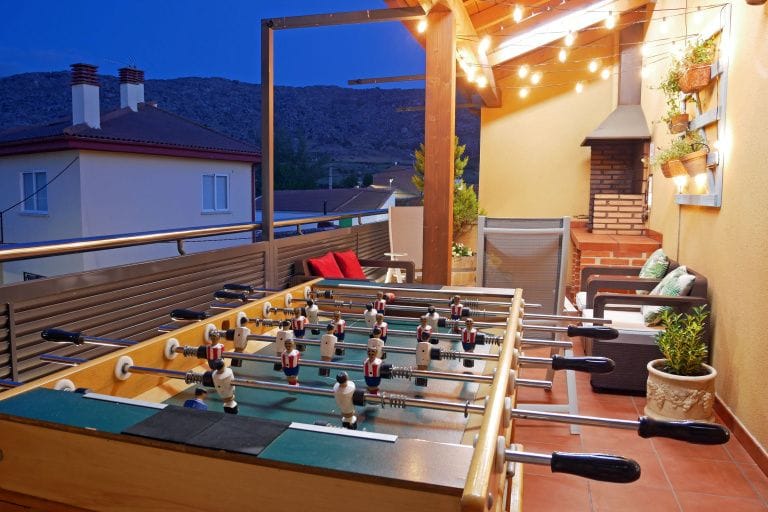 Casa Rural Los Moros: terraza con futbolín al atardecer
