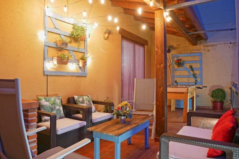Casa Rural Los Moros: terraza con luces y sofás de exterior