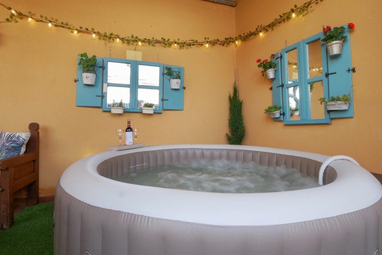 Casa Rural Tío Pancho: spa exterior con luces