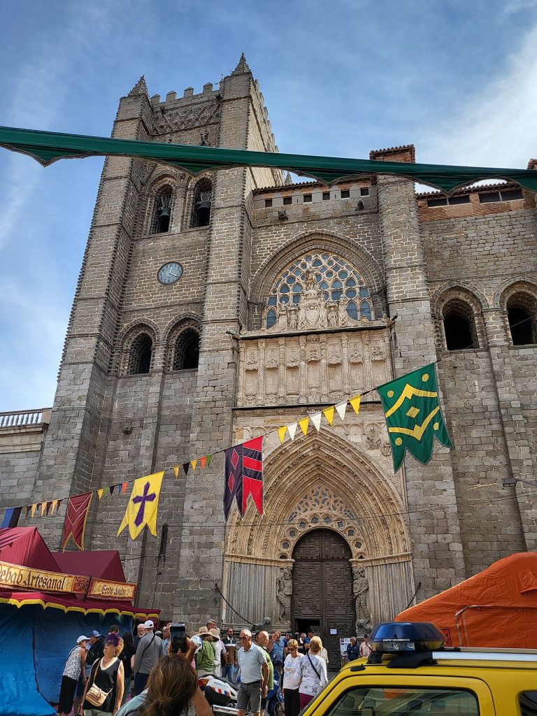 Fachada de la catedral de Ávila con estandartes y puestos del mercado medieval