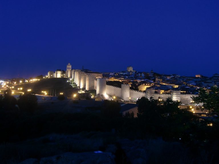 Muralla de Ávila iluminada de noche