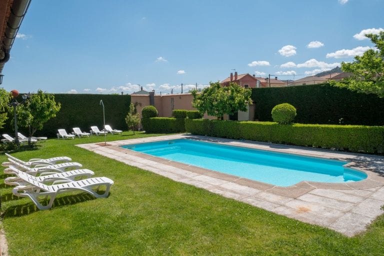 Piscina de Casas Rurales Florentino: vaso y césped