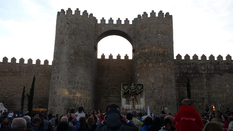 Procesión de La Estrella junto a la muralla de Ávila en Semana Santa